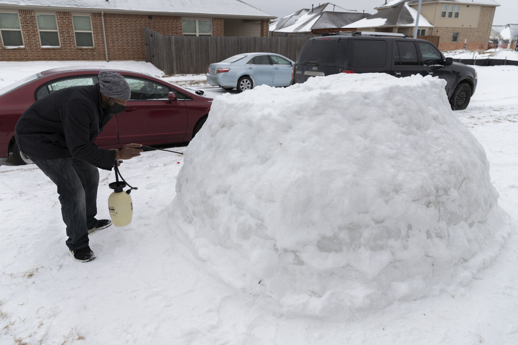 Alumnus and his 3 children build life-sized igloo after winter storm